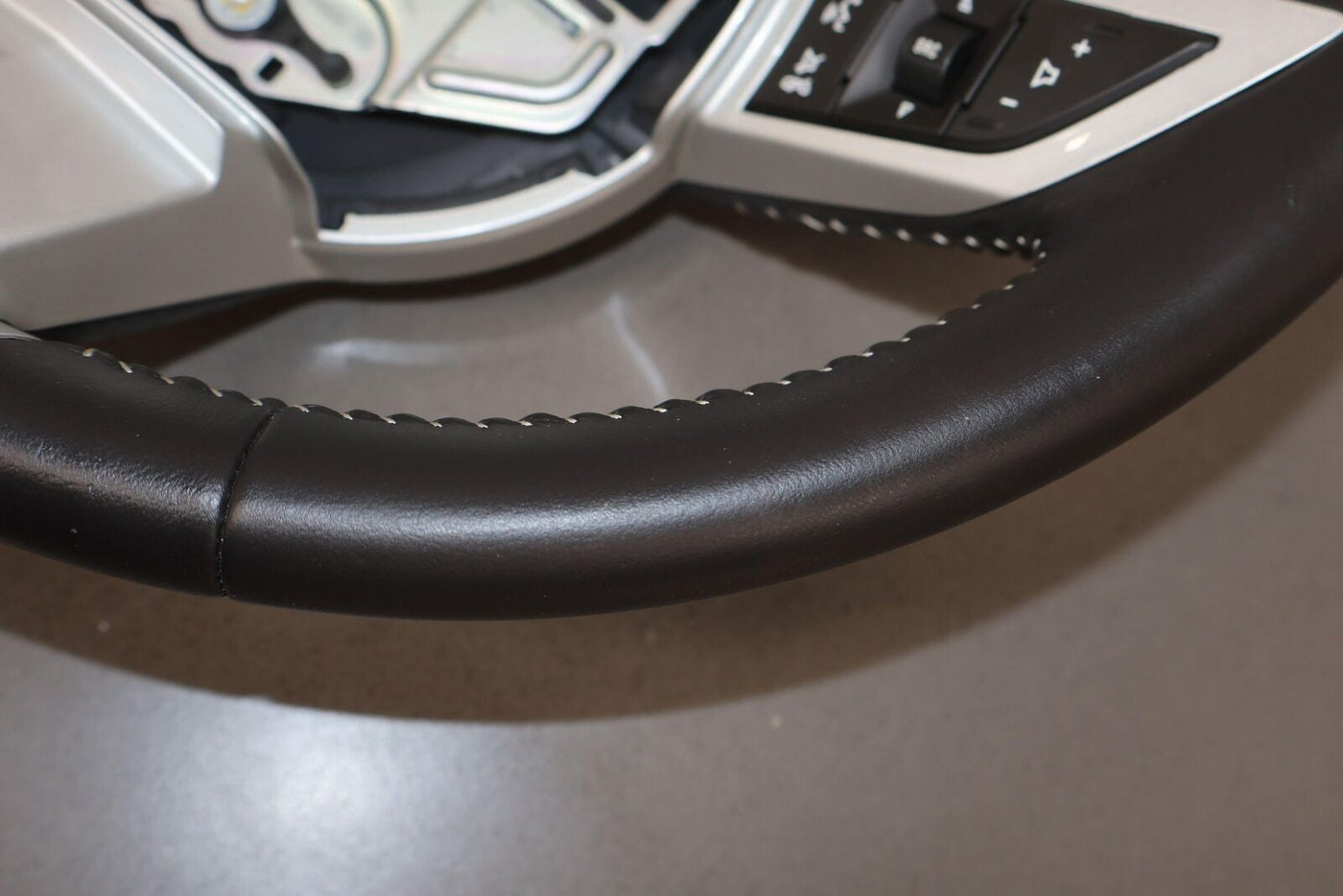10-11 Chevy Camaro SS OEM Leather Steering Wheel W/ Controls (Black AFM/Stone)