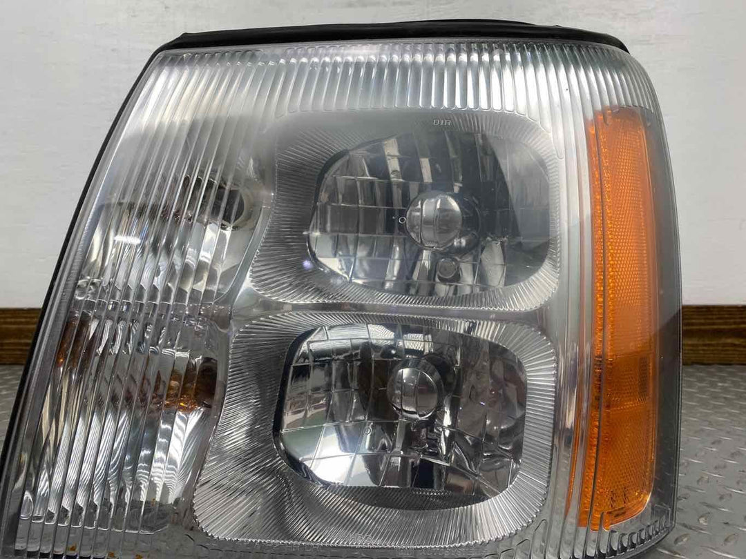 02-06 Cadillac Escalade Driver Left HID Headlight (Tested) Cracked Mounting Tab