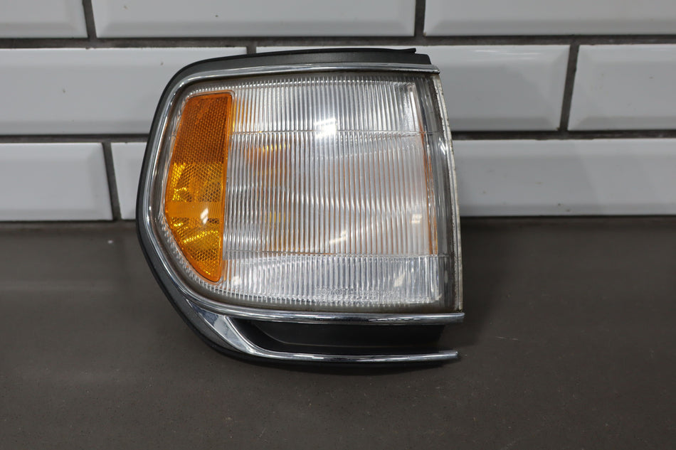 1995-1997 Toyota Land Cruiser Lexus LX450 Passenger Right Front Lamp Fender Mounted
