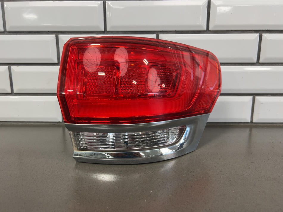 2016 Jeep Grand Cherokee- Right Tail Light