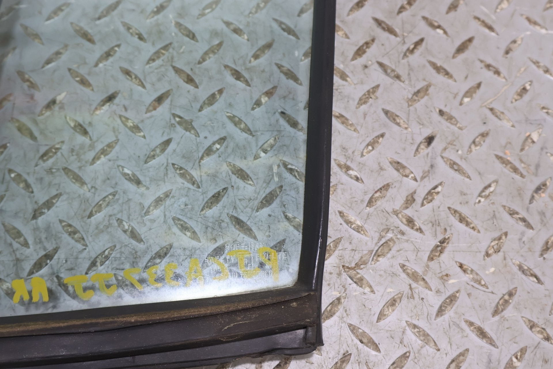 88-89 Cadillac Brougham Rear Right Vent Glass Window (W/Vinyl Roof) Glass Only