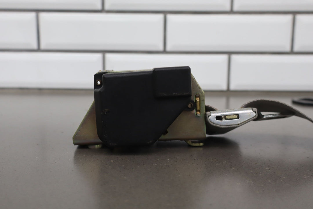 88 - 94 Chevy C/K Truck GMT400 Extended Cab Left Rear Seat Belt Gray 13i