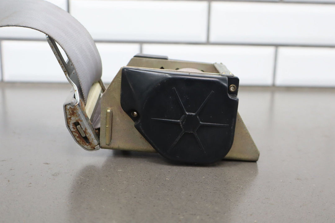 88 - 94 Chevy C/K Truck GMT400 Extended Cab Left Rear Seat Belt Gray 13i