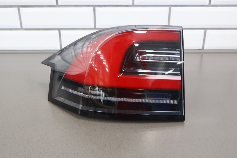 2019 Tesla X- TAIL LIGHT ASSEMBLY