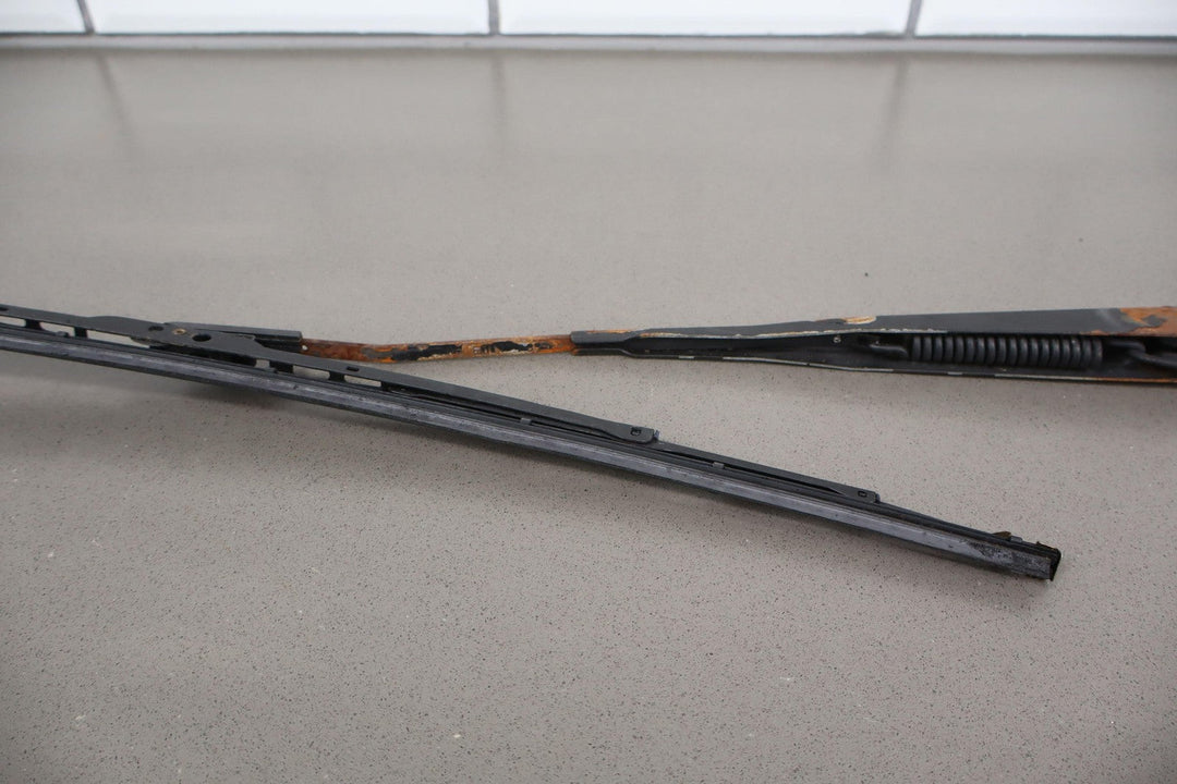 91 - 92 Land Cruiser Pair LH&RH Windshield Wiper Arms W/ Used Blades (Rusty)