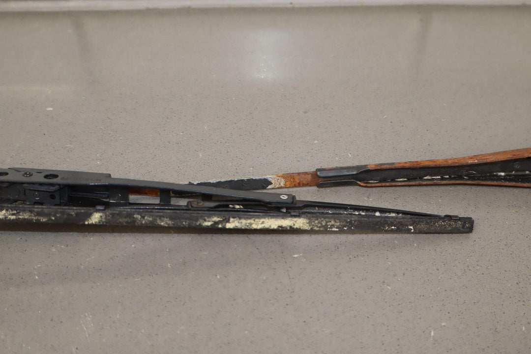 91 - 92 Land Cruiser Pair LH&RH Windshield Wiper Arms W/ Used Blades (Rusty)