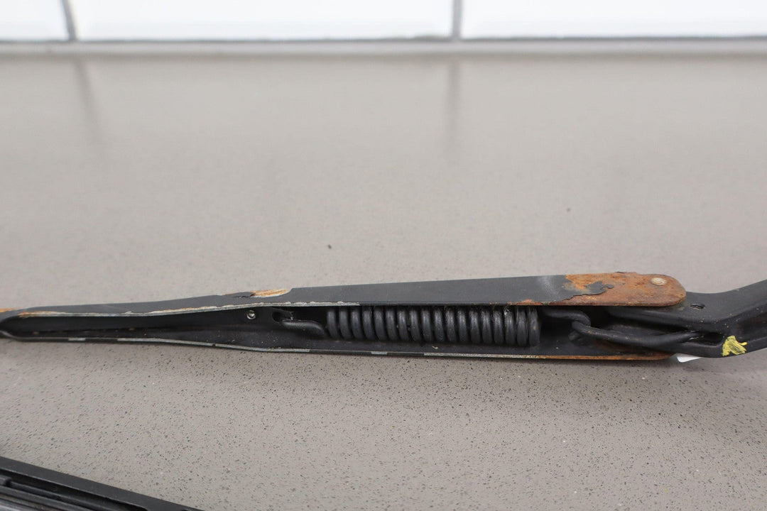 91 - 92 Land Cruiser Pair LH&RH Windshield Wiper Arms W/ Used Blades (Rusty)