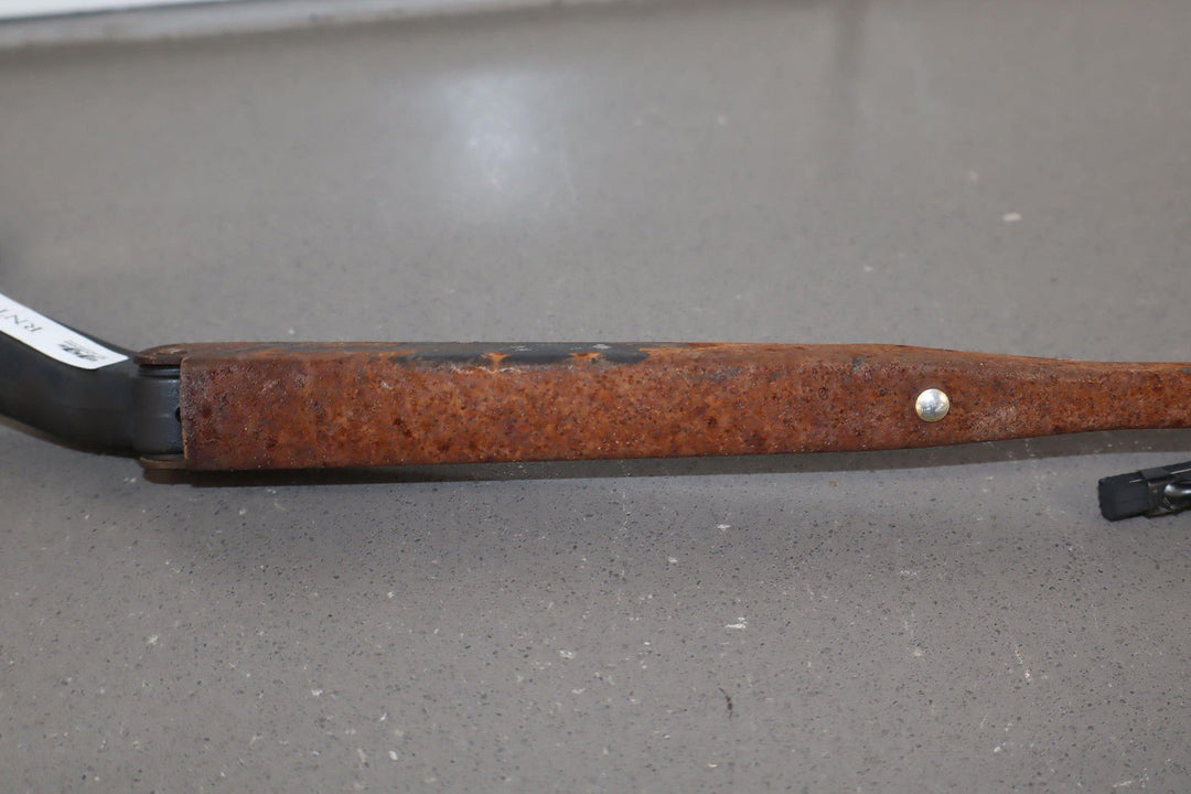 91 - 92 Land Cruiser Pair LH&RH Windshield Wiper Arms W/ Used Blades (Rusty)