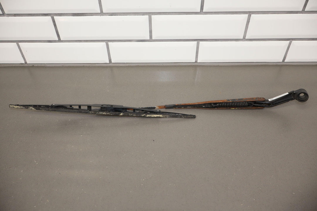 91 - 92 Land Cruiser Pair LH&RH Windshield Wiper Arms W/ Used Blades (Rusty)
