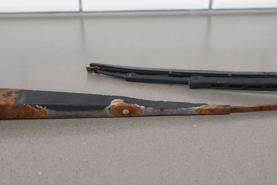 91 - 92 Land Cruiser Pair LH&RH Windshield Wiper Arms W/ Used Blades (Rusty)