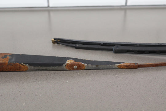 91 - 92 Land Cruiser Pair LH&RH Windshield Wiper Arms W/ Used Blades (Rusty)