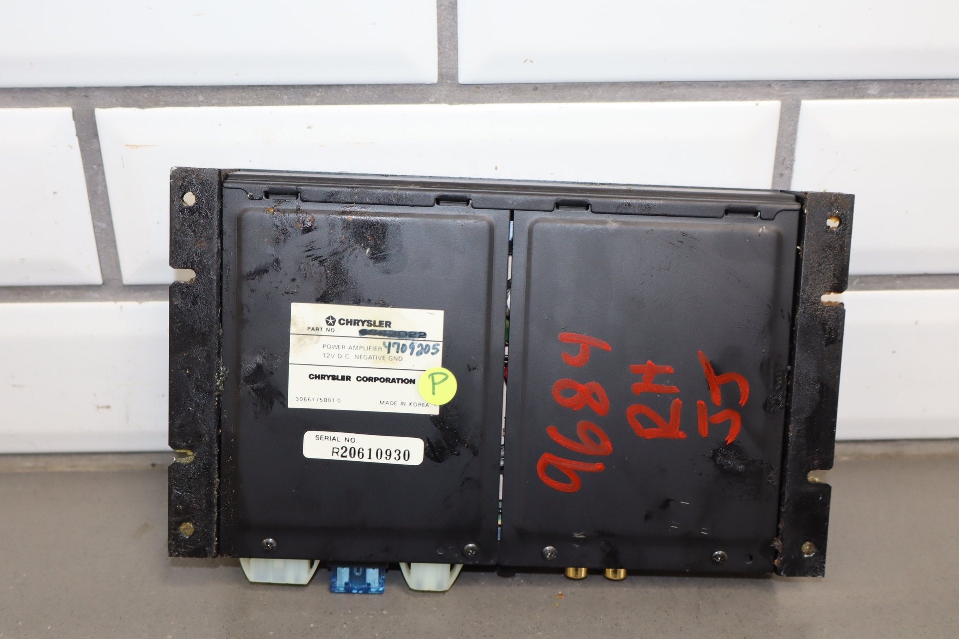 92-95 Dodge Viper RT/10 OEM RH Radio Amplifier 4709205