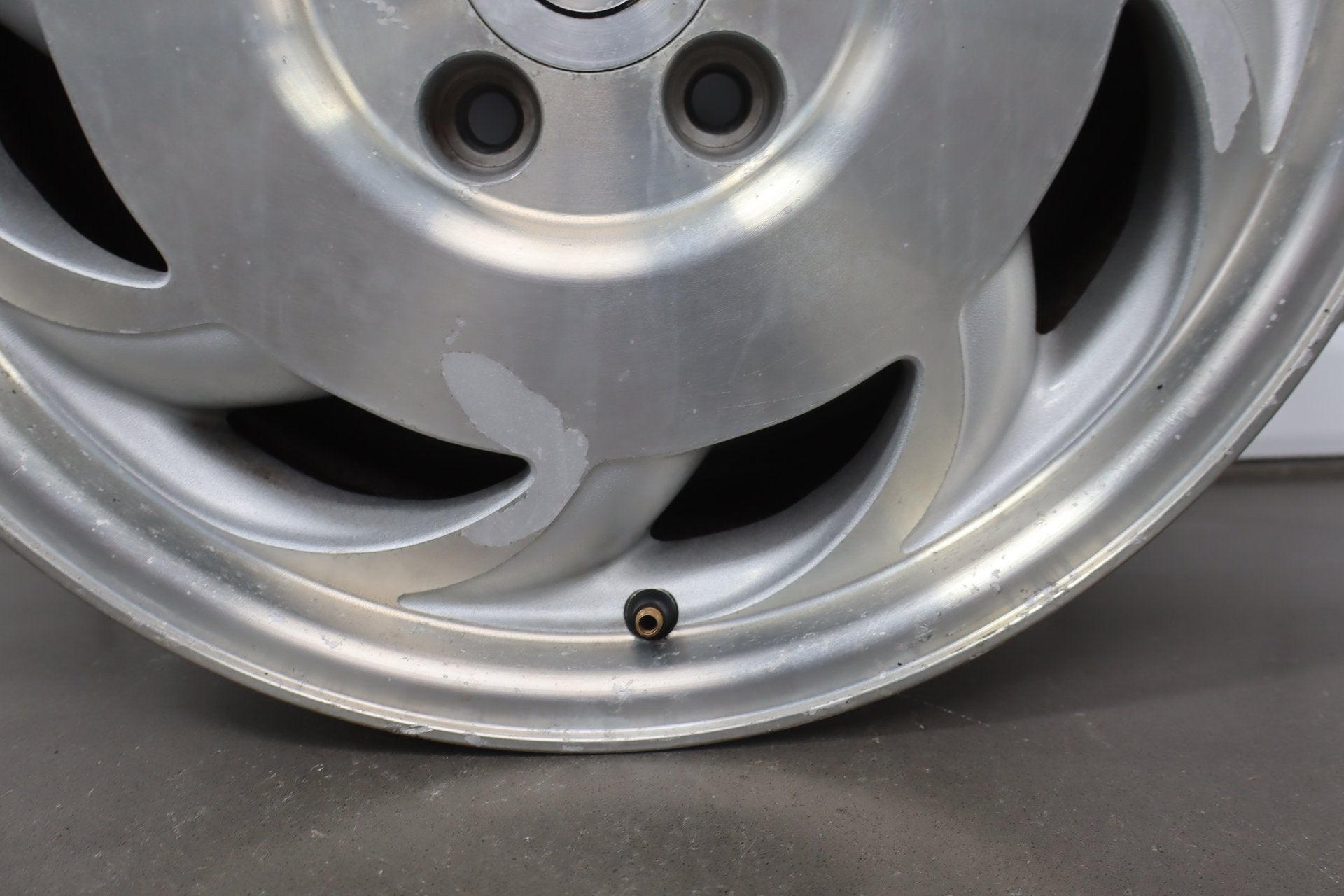 94-96 Chevrolet Corvette C4 17x9.5 Left Alloy Wheel- 10214046 Clear Peeling