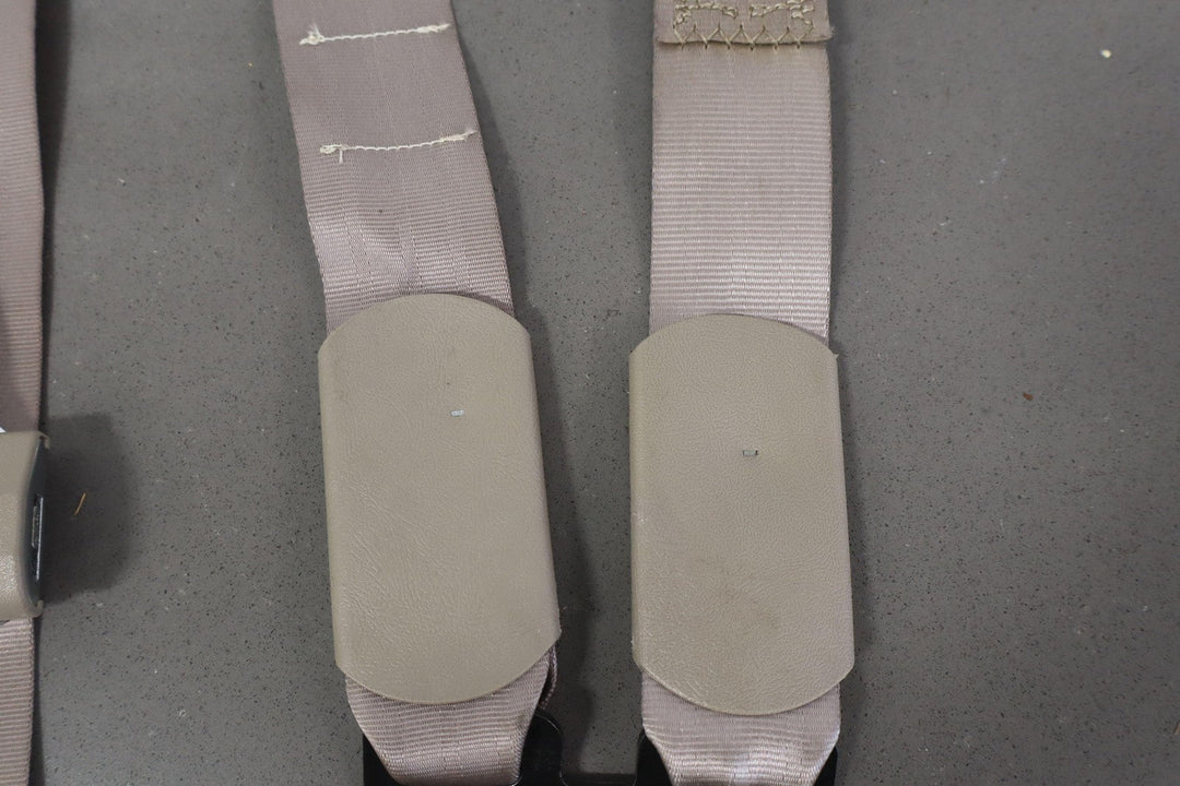 95 - 99 Chevy GMC GMT400 Extended Cab Left Rear Seat Belt Buckle Neutral 52D