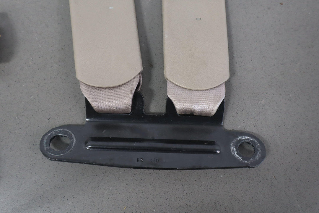 95 - 99 Chevy GMC GMT400 Extended Cab Left Rear Seat Belt Buckle Neutral 52D