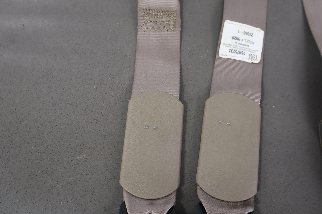 95 - 99 Chevy GMC GMT400 Extended Cab Left Rear Seat Belt Buckle Neutral 52D