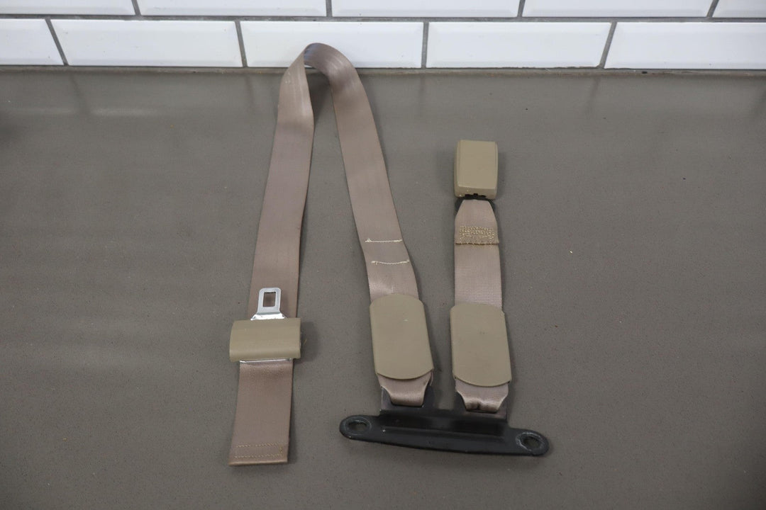 95 - 99 Chevy GMC GMT400 Extended Cab Left Rear Seat Belt Buckle Neutral 52D