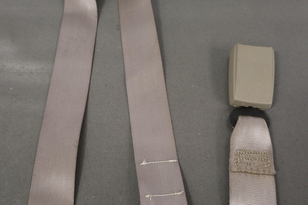 95 - 99 Chevy GMC GMT400 Extended Cab Left Rear Seat Belt Buckle Neutral 52D