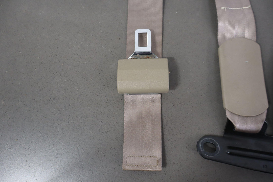 95 - 99 Chevy GMC GMT400 Extended Cab Left Rear Seat Belt Buckle Neutral 52D