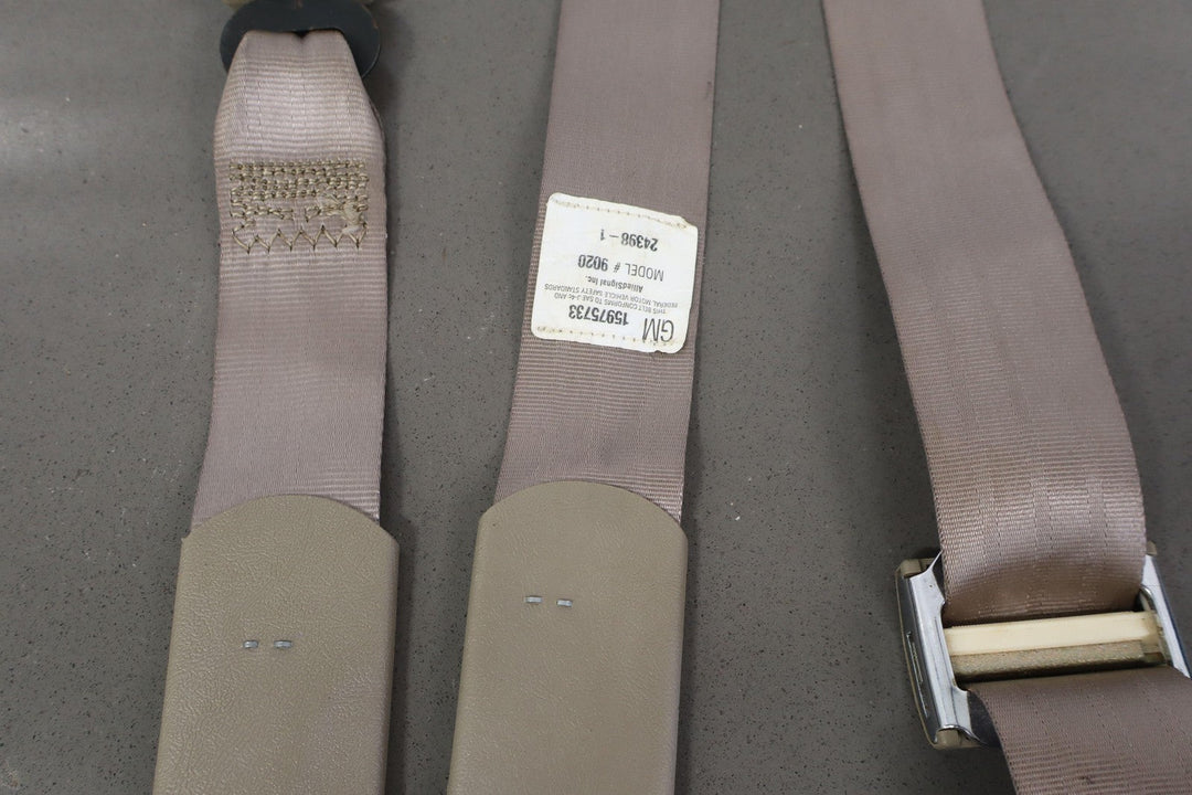 95 - 99 Chevy GMC GMT400 Extended Cab Left Rear Seat Belt Buckle Neutral 52D