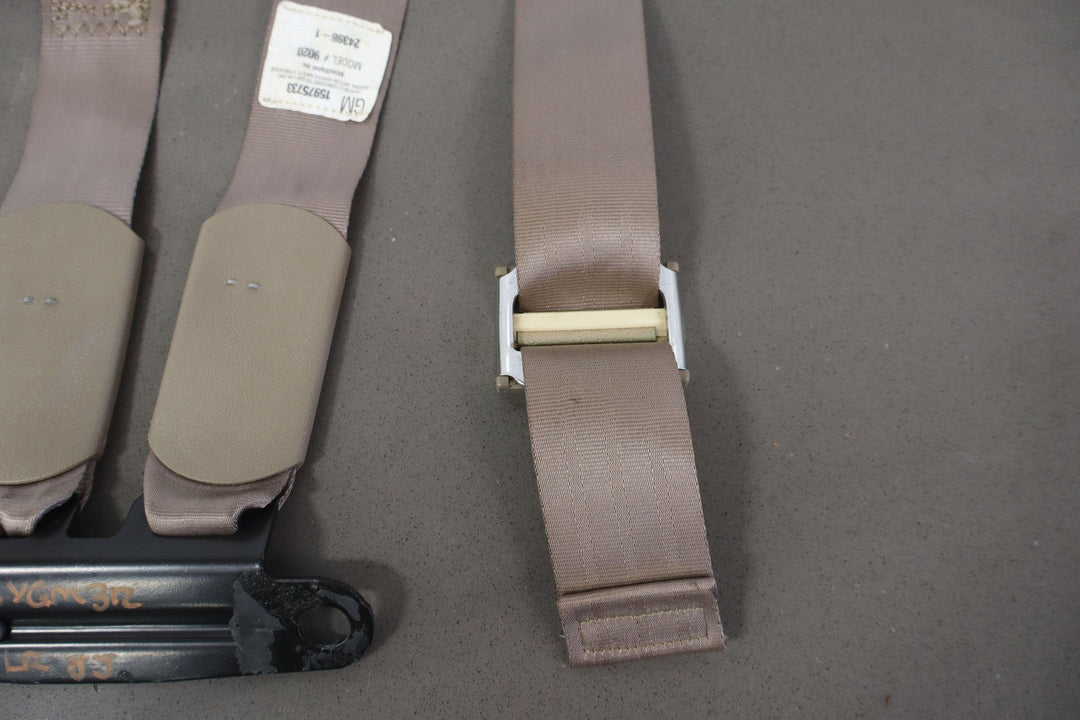 95 - 99 Chevy GMC GMT400 Extended Cab Left Rear Seat Belt Buckle Neutral 52D