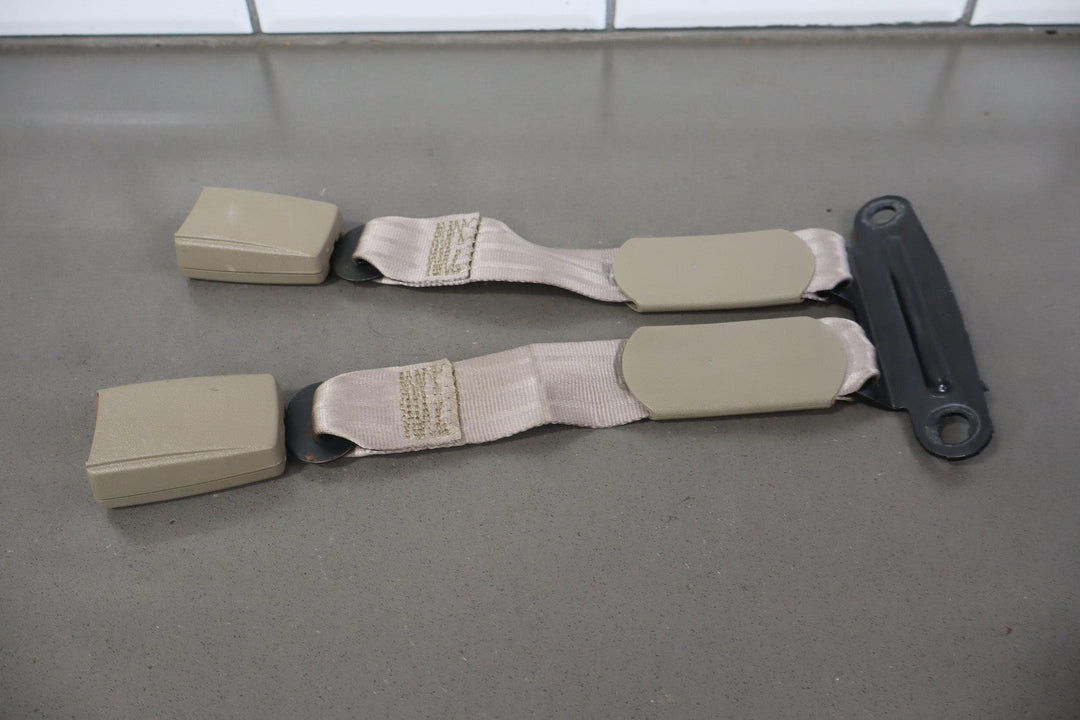 95 - 99 Chevy GMC GMT400 Extended Cab Right Rear Seat Belt Buckle Neutral 52D