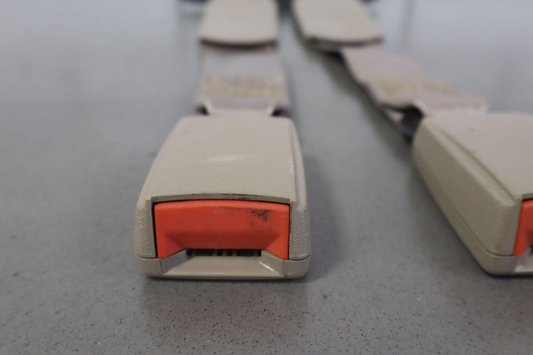 95 - 99 Chevy GMC GMT400 Extended Cab Right Rear Seat Belt Buckle Neutral 52D