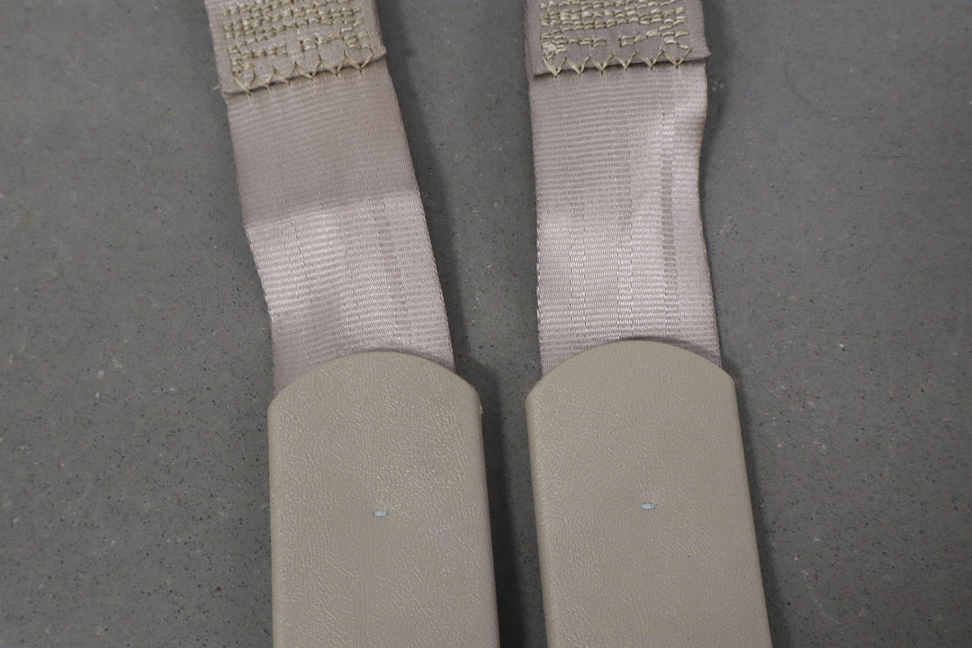 95 - 99 Chevy GMC GMT400 Extended Cab Right Rear Seat Belt Buckle Neutral 52D