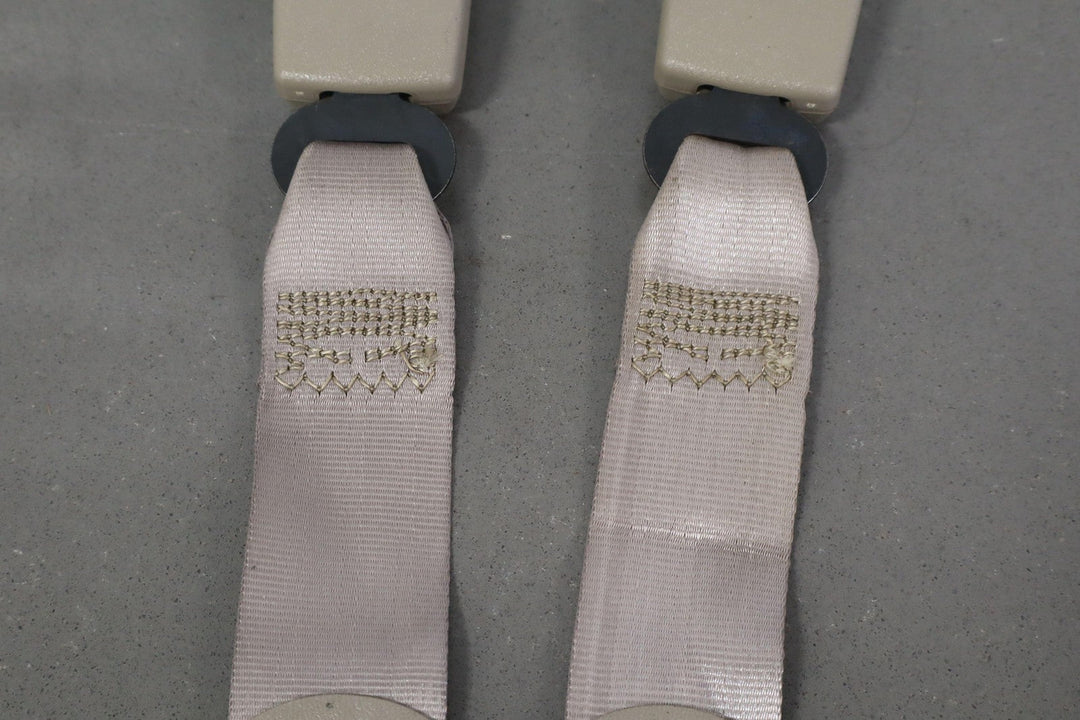 95 - 99 Chevy GMC GMT400 Extended Cab Right Rear Seat Belt Buckle Neutral 52D