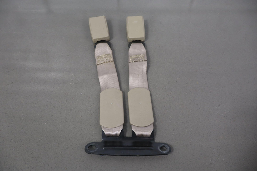 95 - 99 Chevy GMC GMT400 Extended Cab Right Rear Seat Belt Buckle Neutral 52D