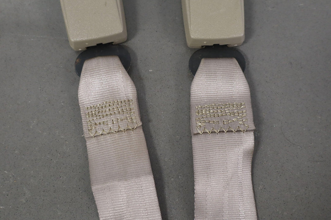 95 - 99 Chevy GMC GMT400 Extended Cab Right Rear Seat Belt Buckle Neutral 52D