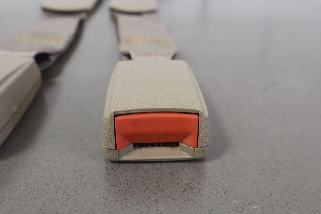 95 - 99 Chevy GMC GMT400 Extended Cab Right Rear Seat Belt Buckle Neutral 52D