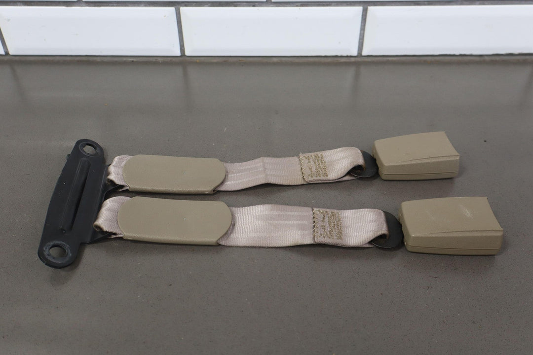 95 - 99 Chevy GMC GMT400 Extended Cab Right Rear Seat Belt Buckle Neutral 52D