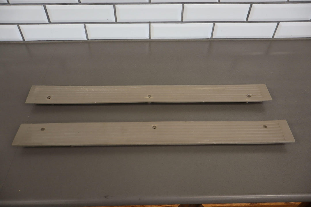 95 - 99 Chevy GMC Suburban GMT800 8 Piece Sill Plate Set Neutral 52U Kick Panels