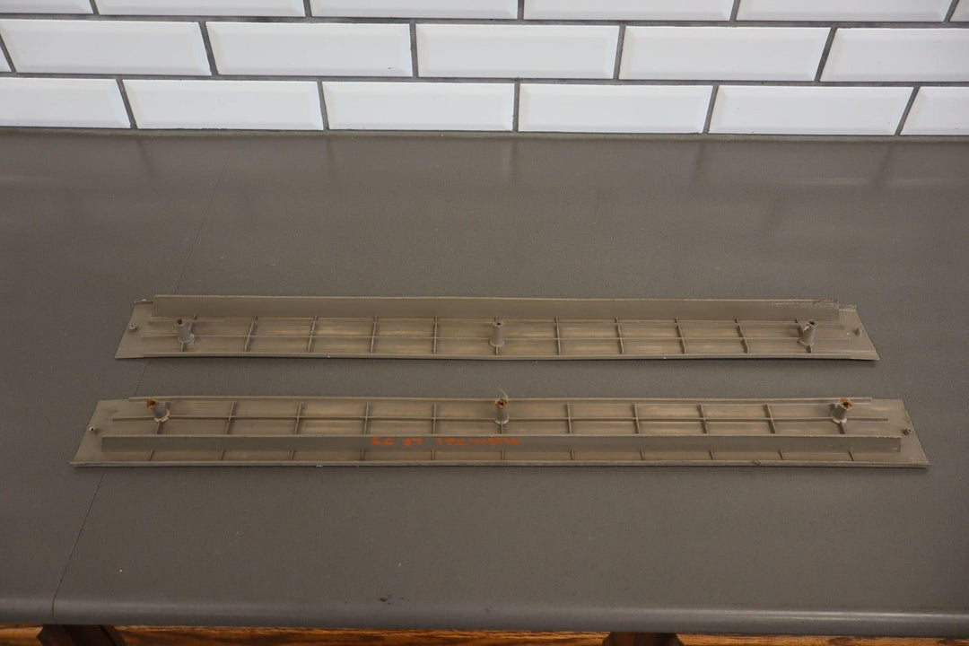 95 - 99 Chevy GMC Suburban GMT800 8 Piece Sill Plate Set Neutral 52U Kick Panels