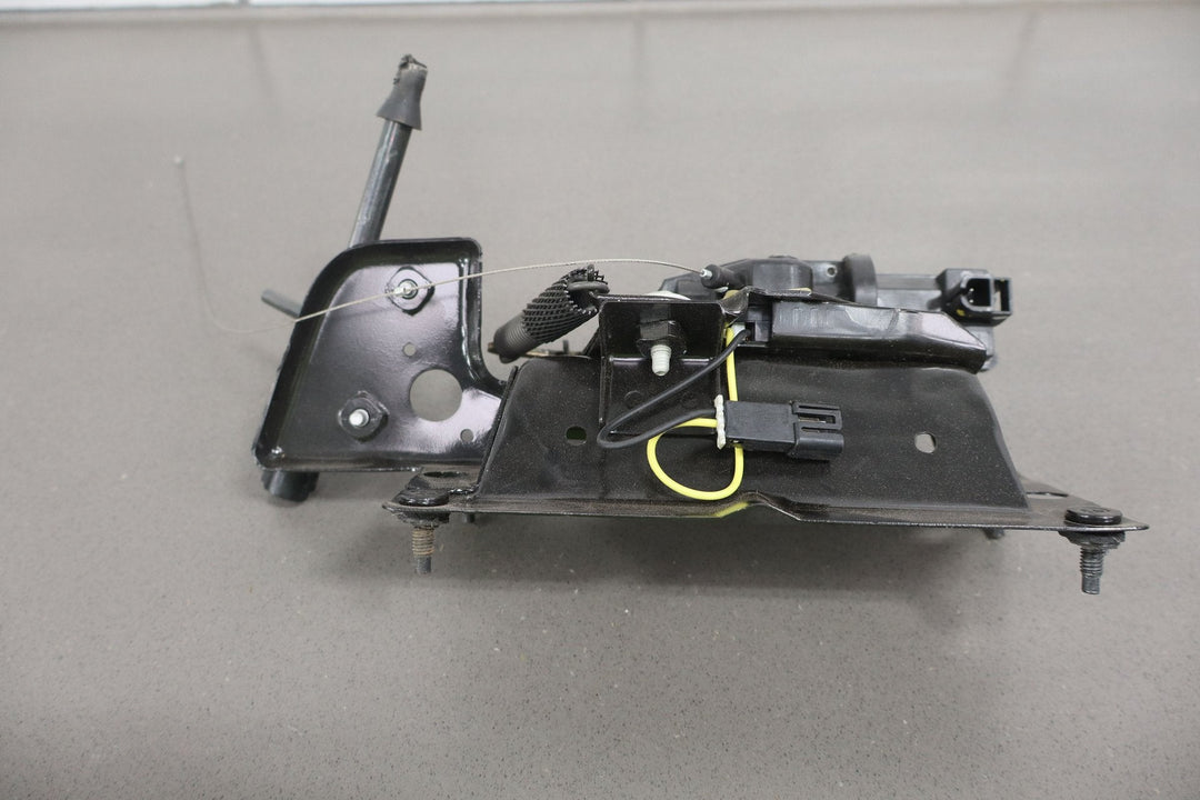 97 - 04 Chevy Corvette C5 Pair LH&RH Fastback Hatch Trunk Lid Latches With Bracket