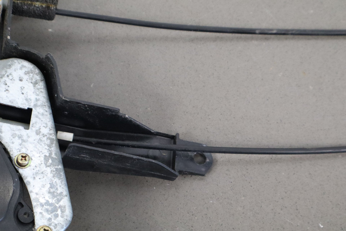 98-00 Toyota Land Cruiser/ Lexus LX470 J100 - Left Front Door Latch 69040-60081