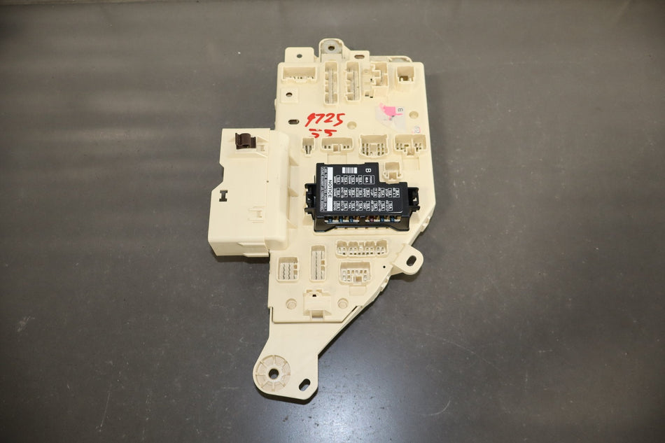 98-02 Toyota Land Cruiser J100 Cabin Fuse Box