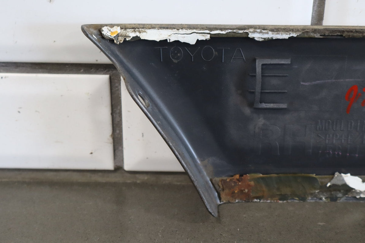 98-02 Toyota Land Cruiser Right Fender Molding (White 056)