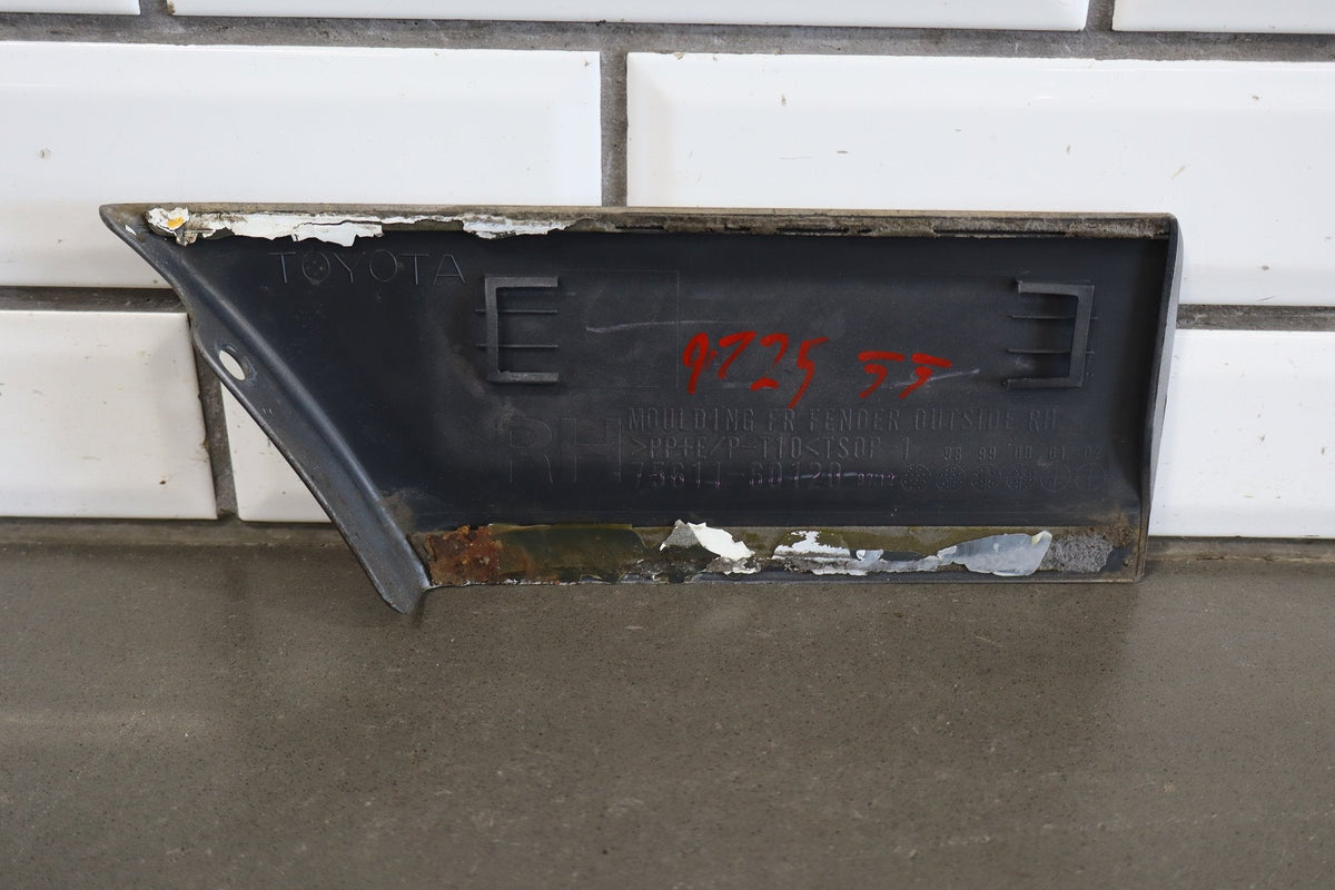 98-02 Toyota Land Cruiser Right Fender Molding (White 056)