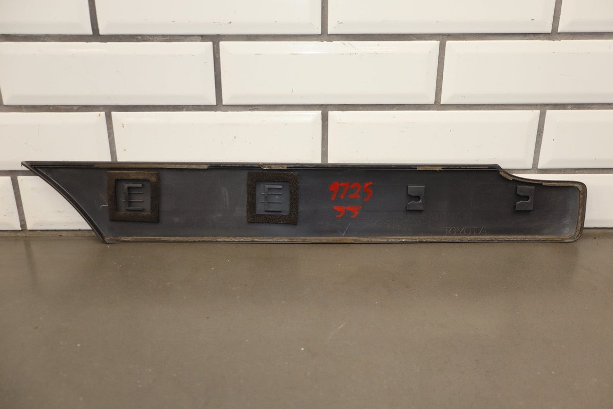 98-02 Toyota Land Cruiser Right Quarter Molding (White 056)
