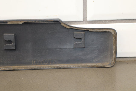 98-02 Toyota Land Cruiser Right Quarter Molding (White 056)