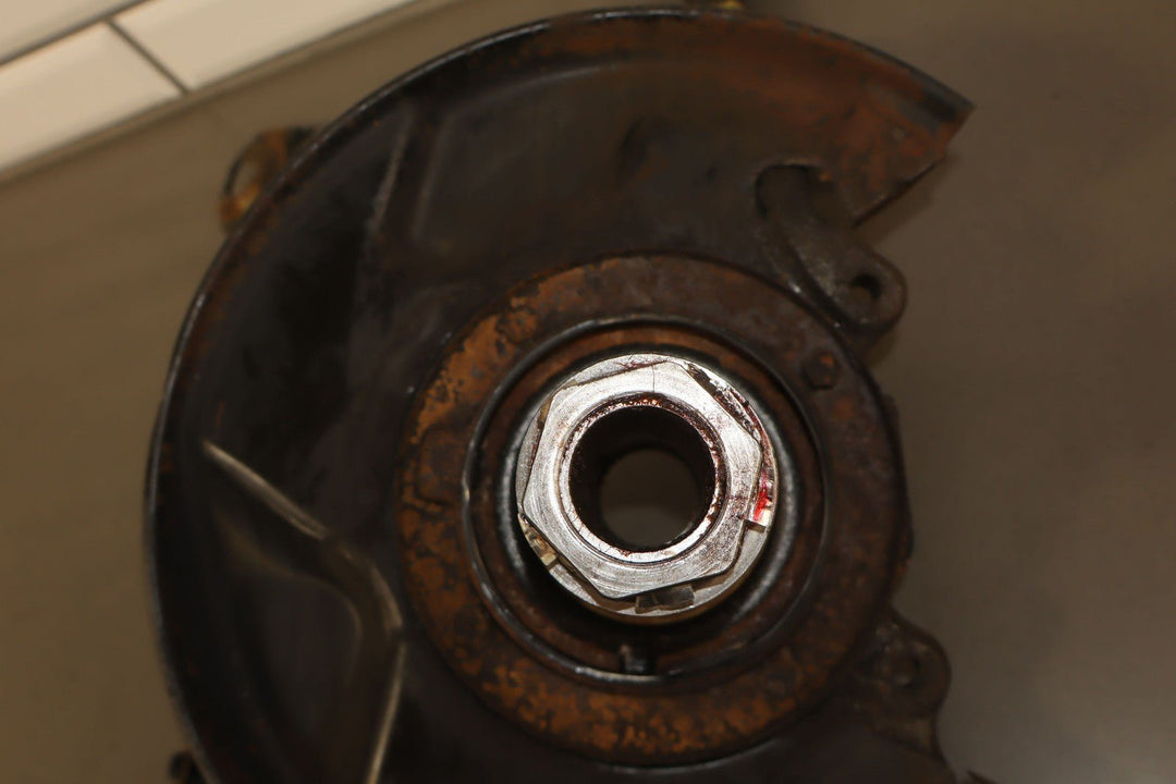 98 - 07 Lexus LX470 / Land Cruiser 4.7L Left Driver Front Spindle