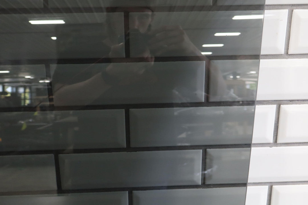 98 - 07 Lexus LX470 / LandCruiser V8 Left Driver Rear Door Window Glass