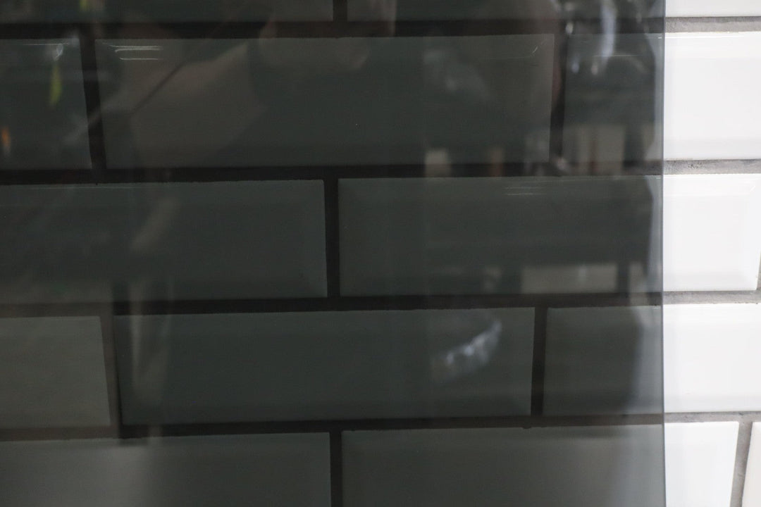 98 - 07 Lexus LX470 / LandCruiser V8 Left Driver Rear Door Window Glass