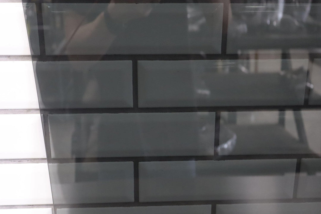 98 - 07 Lexus LX470 / LandCruiser V8 Left Driver Rear Door Window Glass