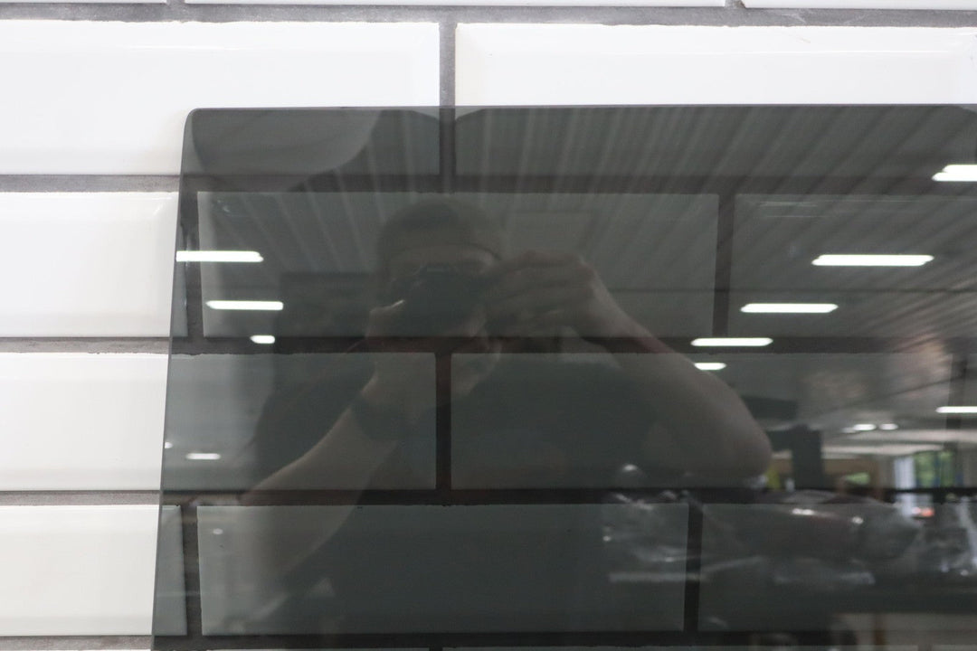 98 - 07 Lexus LX470 / LandCruiser V8 Left Driver Rear Door Window Glass