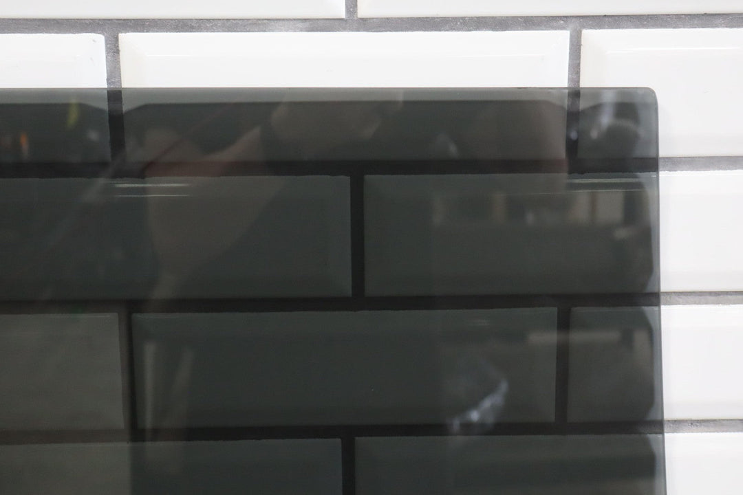 98 - 07 Lexus LX470 / LandCruiser V8 Left Driver Rear Door Window Glass