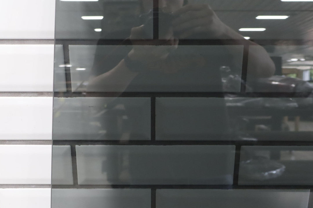 98 - 07 Lexus LX470 / LandCruiser V8 Left Driver Rear Door Window Glass