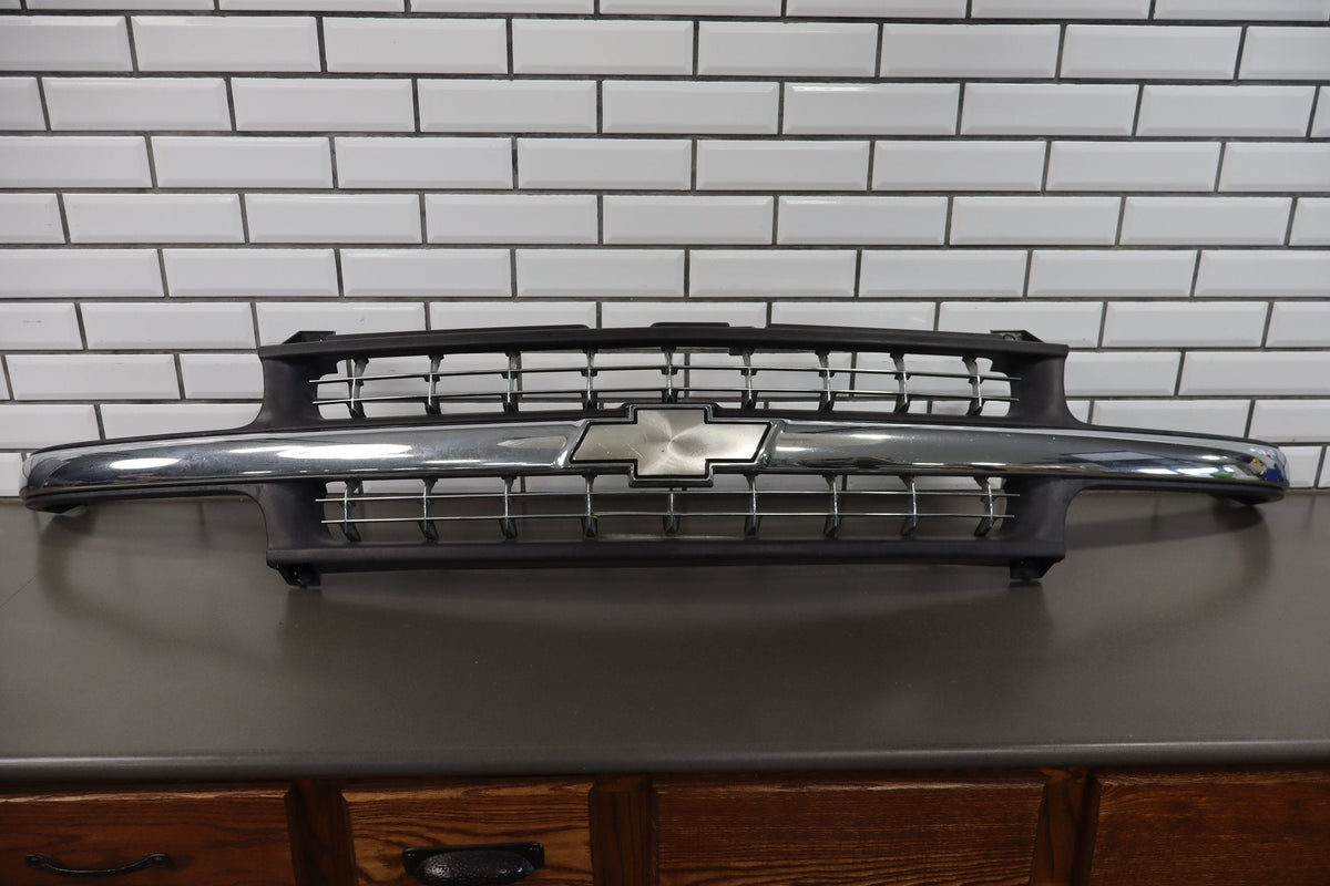 99-02 Chevrolet Silverado Grille OEM
